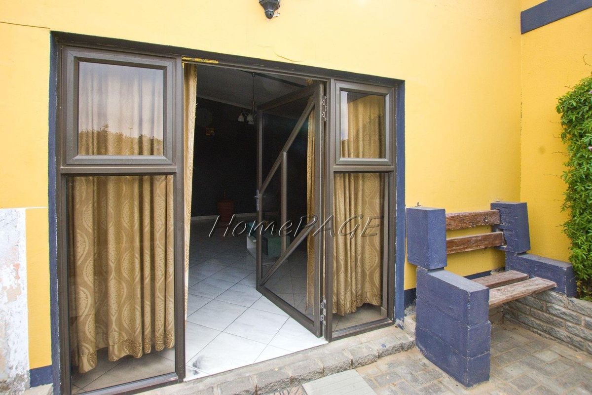 Narraville, Walvis Bay:  3 Bedroom house with flat for sale - Photo 2