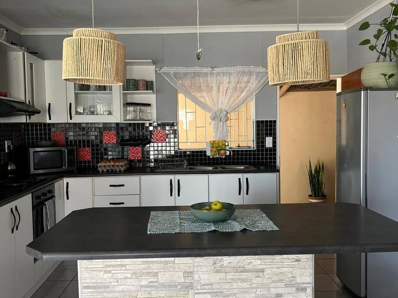 Charming Family Home with Conversion Potential! - Photo 2