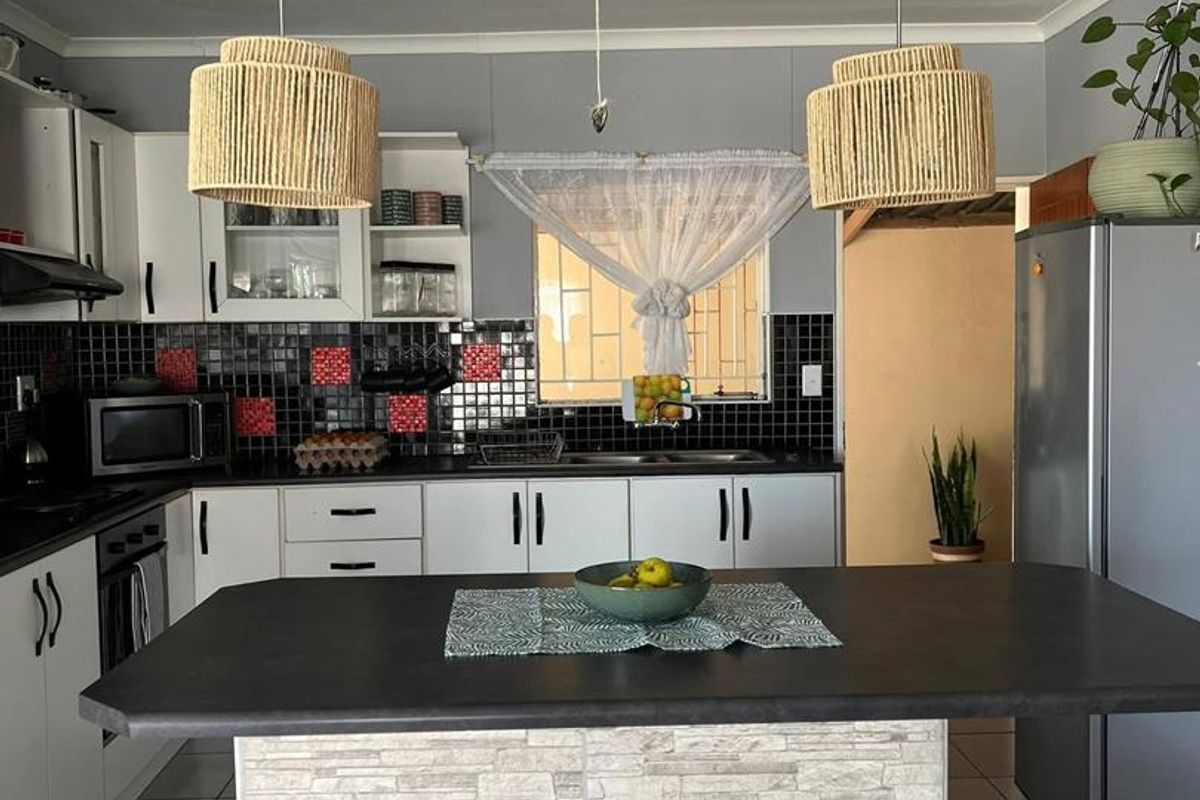 Charming Family Home with Conversion Potential! - Photo 2