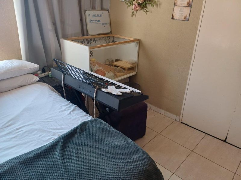 Spacious Family Home with Pool, Study and Flatlet Potential - Photo 10