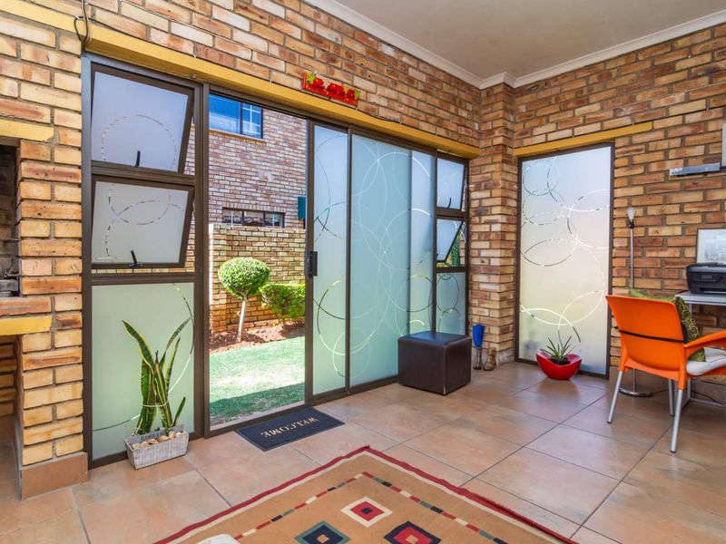 Charming townhouse in Ruimsig Manor III awaits! - Photo 8