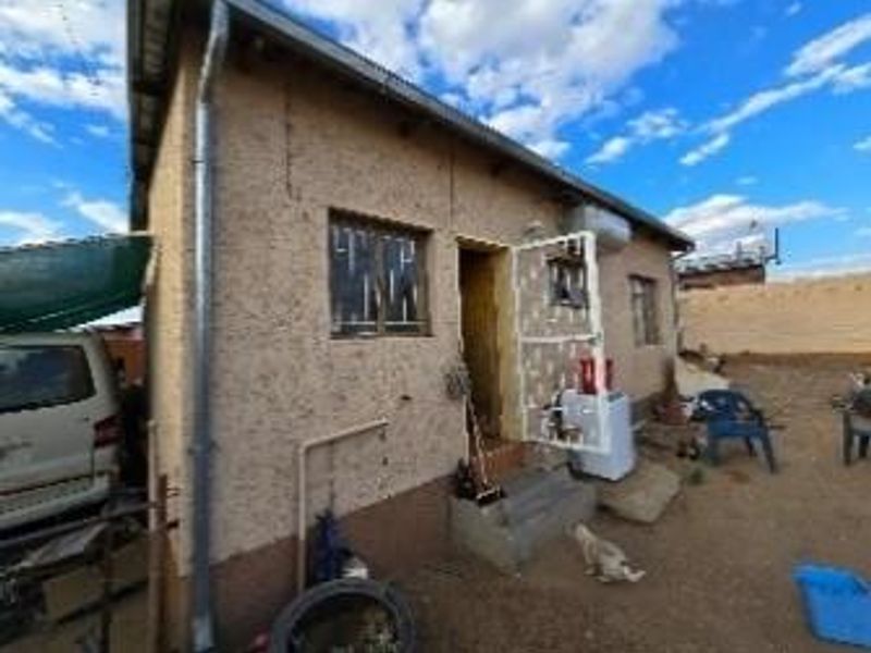 Perfect Starter Home: 2 Beds, 1 Bath, Built-In Cupboards - Photo 2