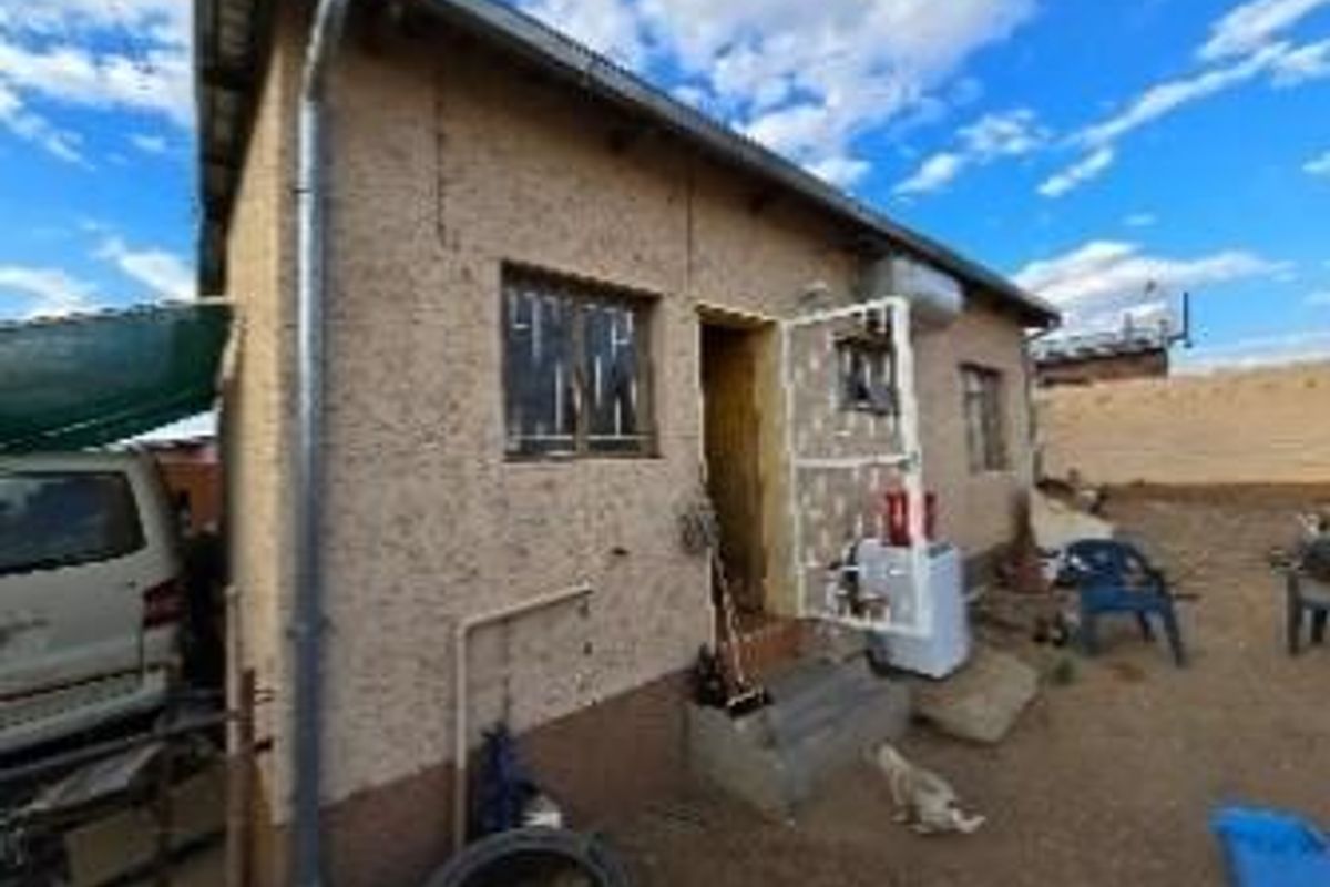 Perfect Starter Home: 2 Beds, 1 Bath, Built-In Cupboards - Photo 2