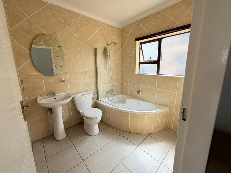 1 Bedroom Top-Floor Apartment with Spectacular Sunset Views - Photo 3