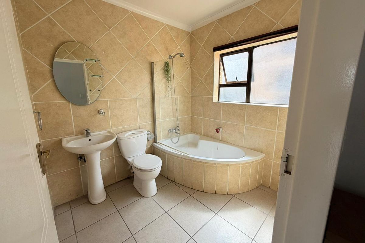 1 Bedroom Top-Floor Apartment with Spectacular Sunset Views - Photo 3