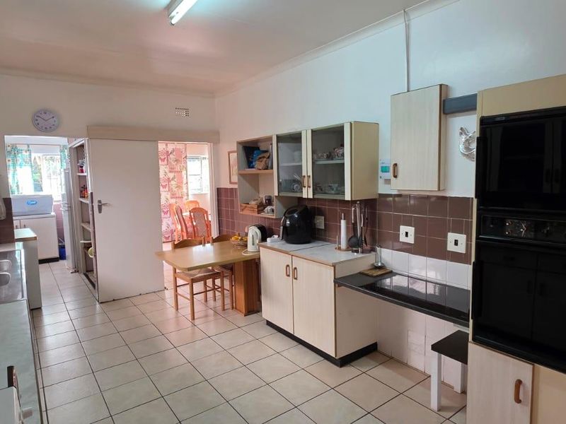 Comfortable family living in a peaceful, established neighbourhood... - Photo 2