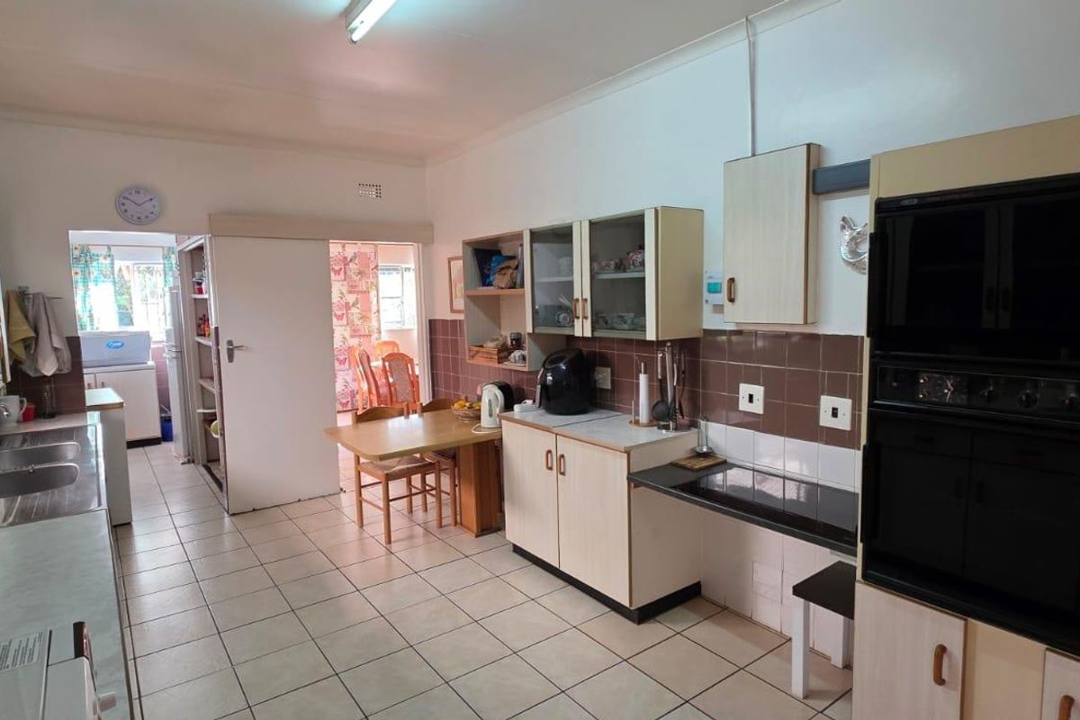 Comfortable family living in a peaceful, established neighbourhood... - Photo 2