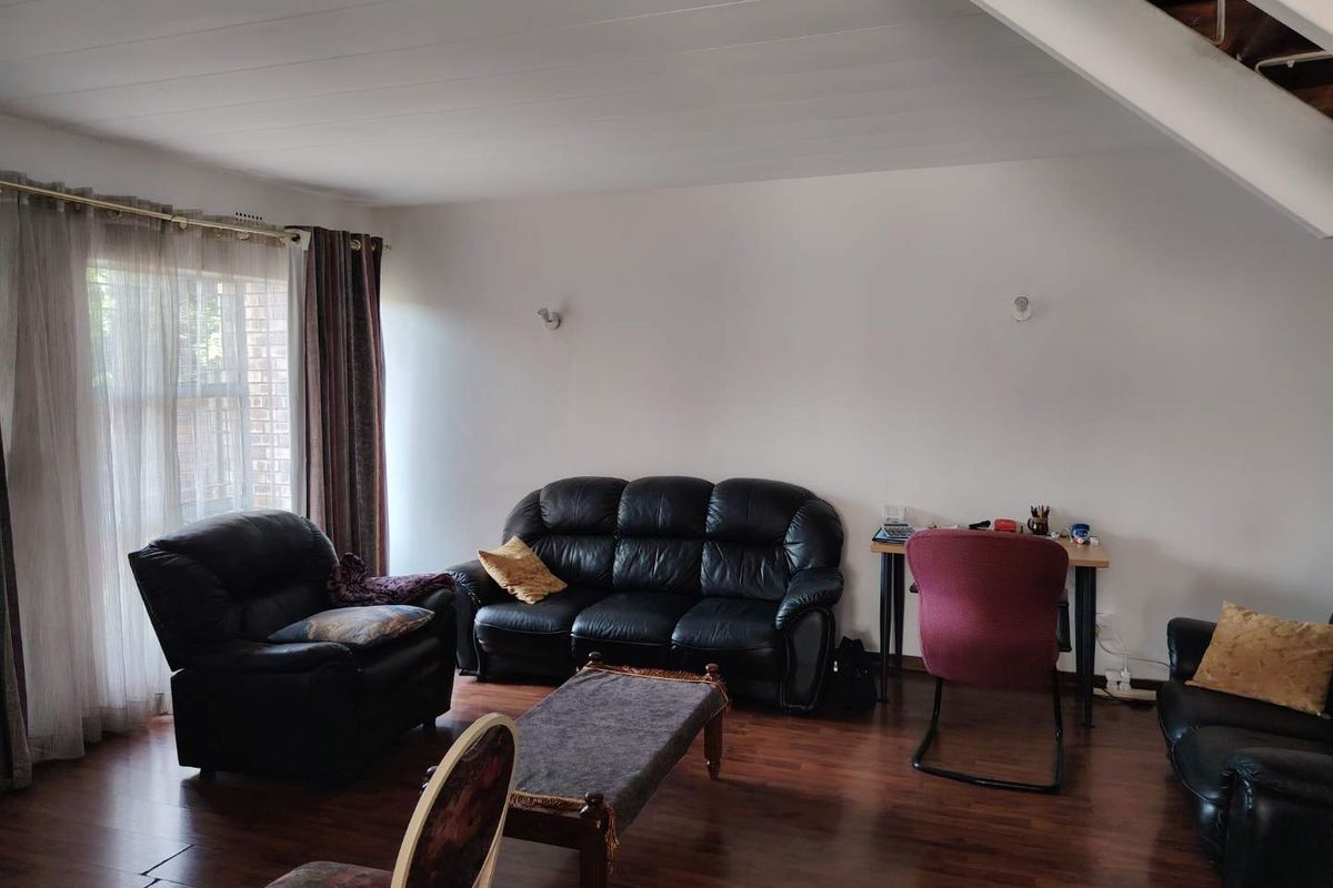 Spacious 3-Bedroom Duplex Townhouse in Secure Benoni Complex - Photo 3