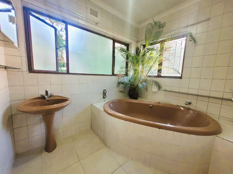 Large Family Home - Photo 10