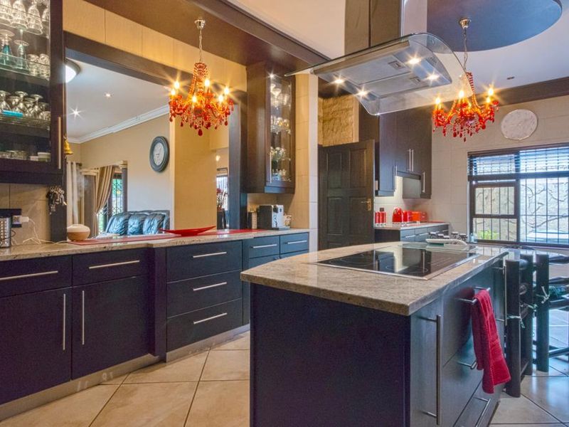 Exceptional Double Storey Home with Premium Entertainment Living in Glen Marais - Photo 9