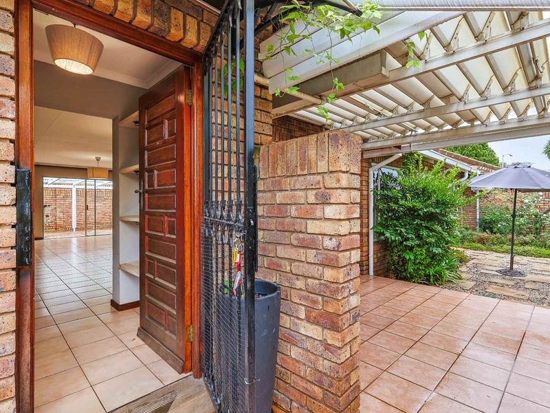 Charming 3-Bedroom Duet in Die Wilgers – Comfort, Space & Convenience Combined - Photo 4