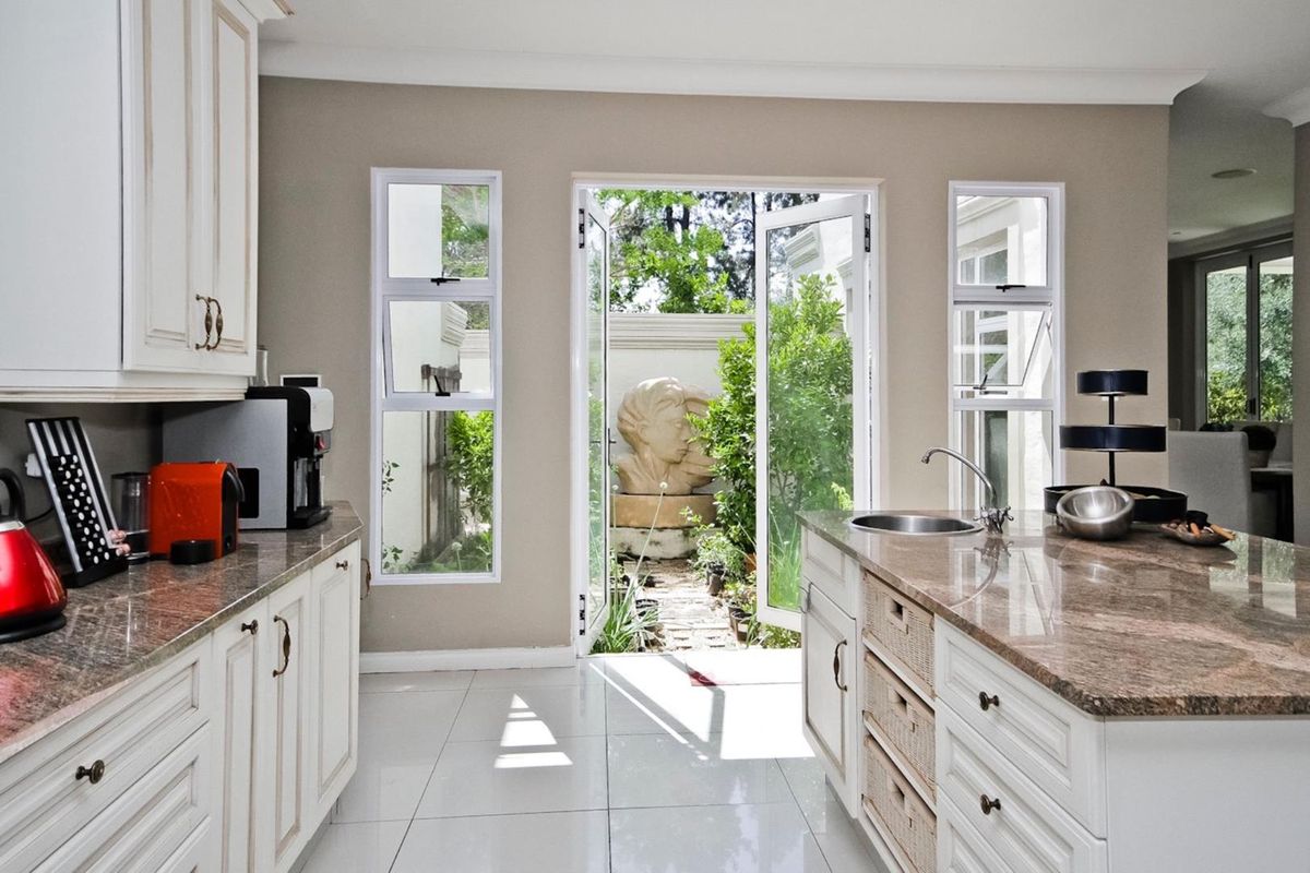 Elegance and sophistication abound in this grand Bryanston home. - Photo 5