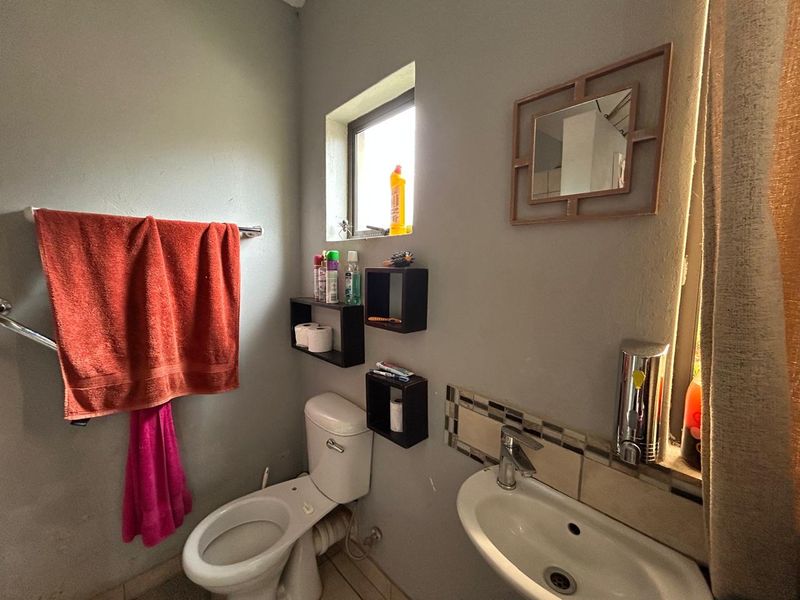 Double Storey 5-Bedroom Home with En-Suites, Balcony & Veranda Views a Stone's Throw from Tzaneen - Photo 9