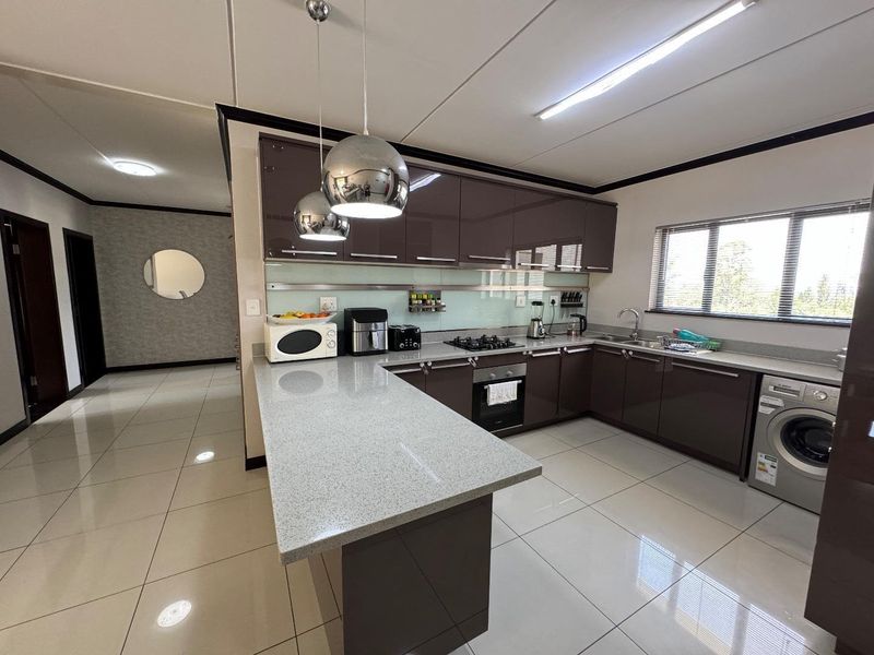 Upmarket Three Bedroom First Floor Apartment For Sale In The Walford - Photo 5