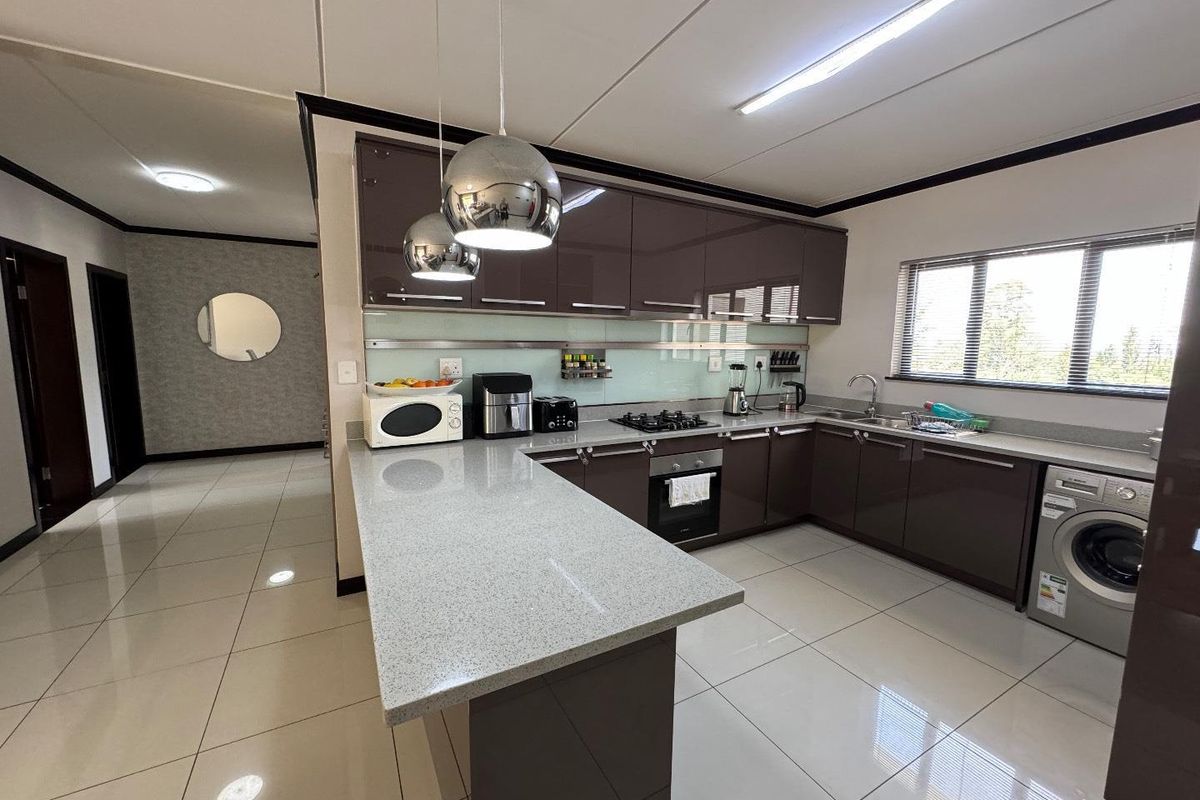 Upmarket Three Bedroom First Floor Apartment For Sale In The Walford - Photo 5