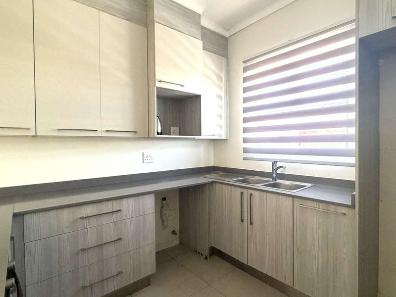 A spacious 3 bedroom, 2 bathroom in a secure estate. - Photo 5