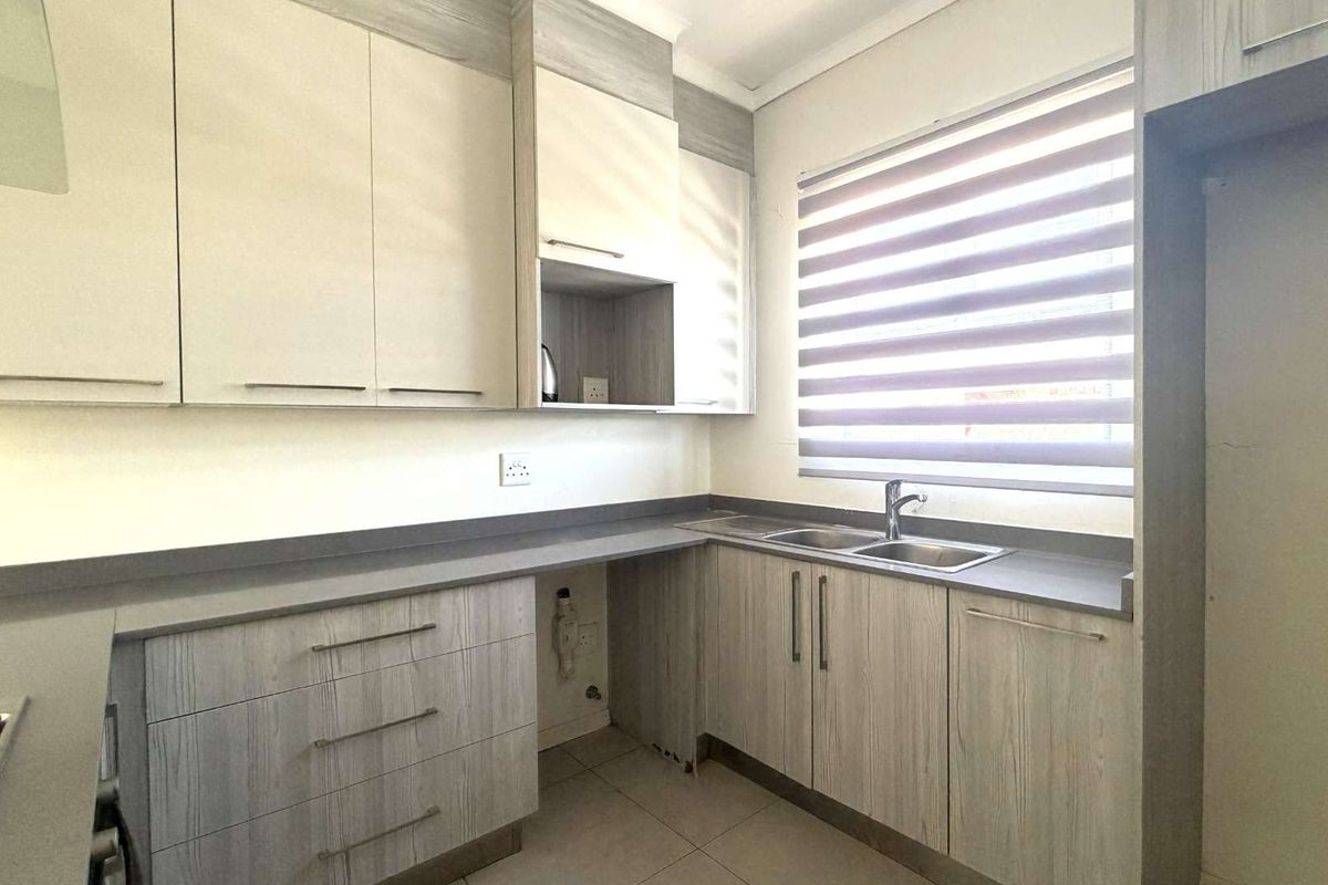 A spacious 3 bedroom, 2 bathroom in a secure estate. - Photo 5