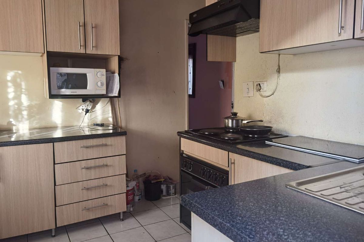 Investment property with 5 outside rooms for sale in Tembisa - Photo 4