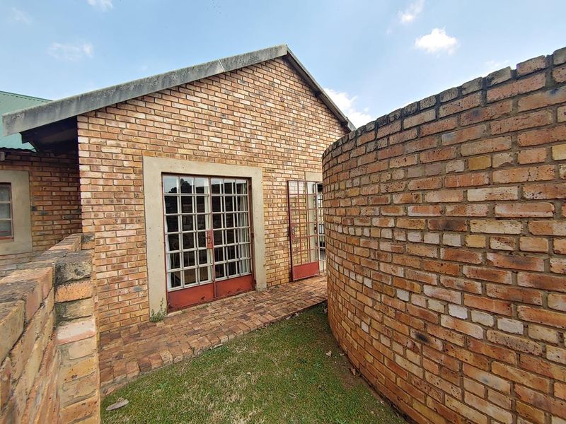 Spacious Family Home on a 4,000m2 Stand in Henley on Klip - Photo 5