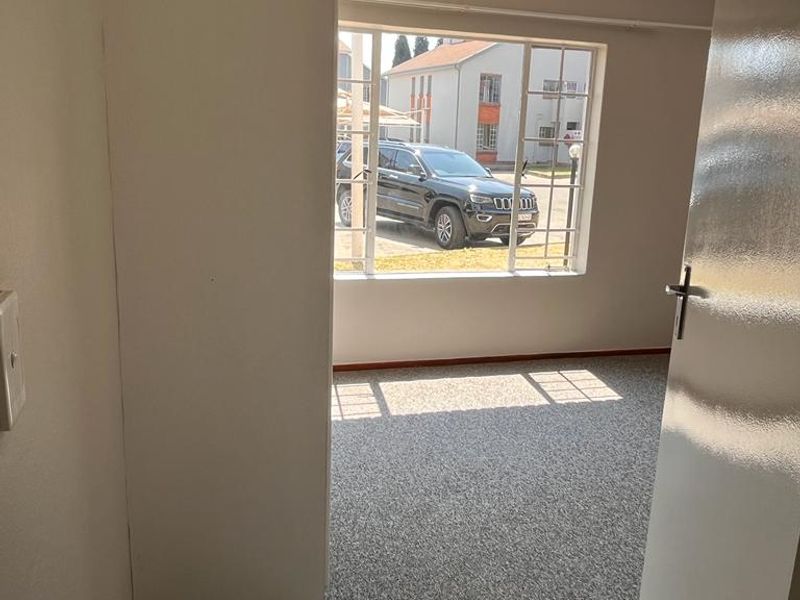 Sunny ground floor unit for sale in Elwood Complex, Rynfield - Photo 7