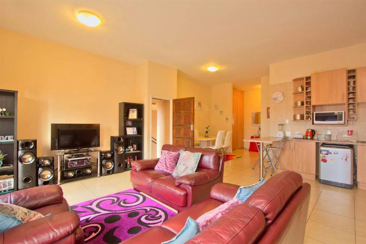 2 BEDS, 2 BATHS APARTMENT TO RENT IN NORKEM PARK. - Photo 2