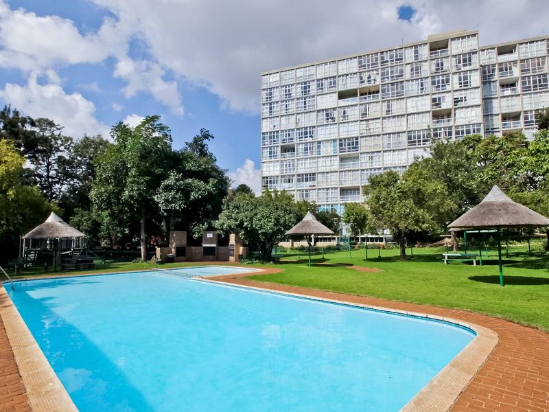 Sunny, Spacious & Perfectly Positioned! - Photo 1