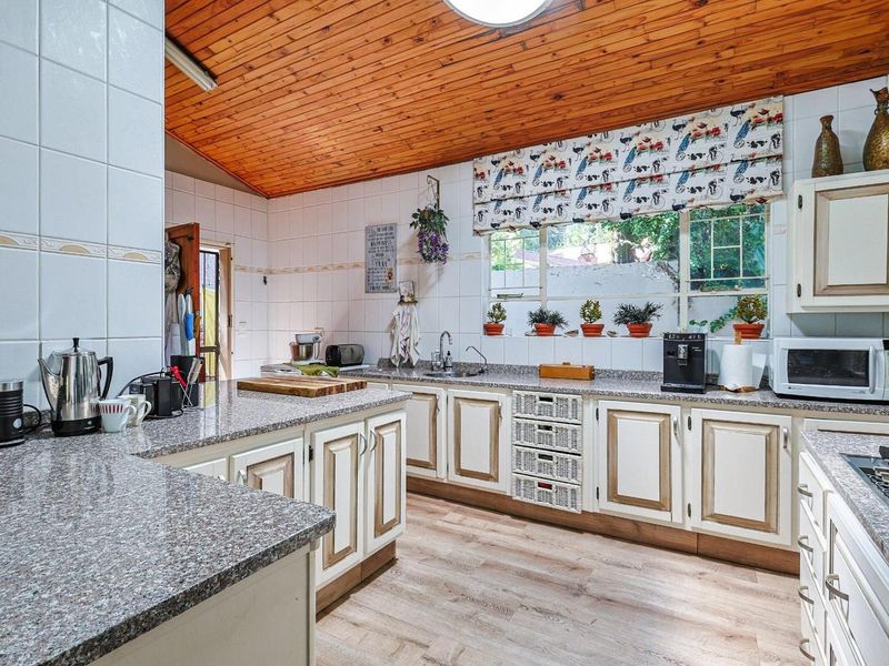 This beautiful family dream home offers space, flow, and comfort in perfect harmony. Designed for easy living and unforgettable entertaining. - Photo 8