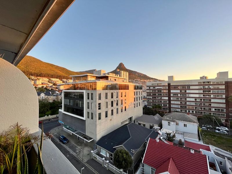 3 bedroom Apartment in SEA POINT - Photo 3