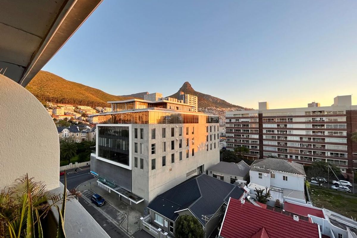 3 bedroom Apartment in SEA POINT - Photo 3