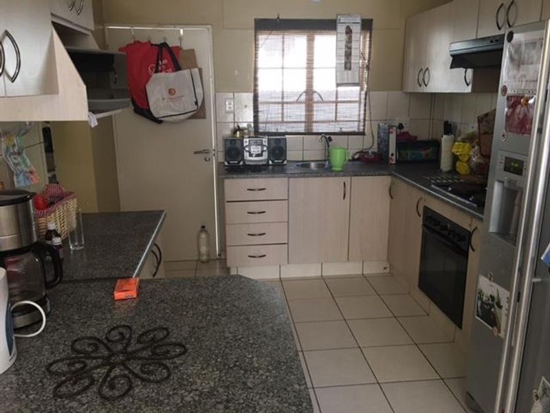 CORNER UNIT!! SOUGHT-AFTER COMPLEX CLOSE TO ALL AMENITIES AND THE INTERNATIONAL SCHOOL!! - Photo 3