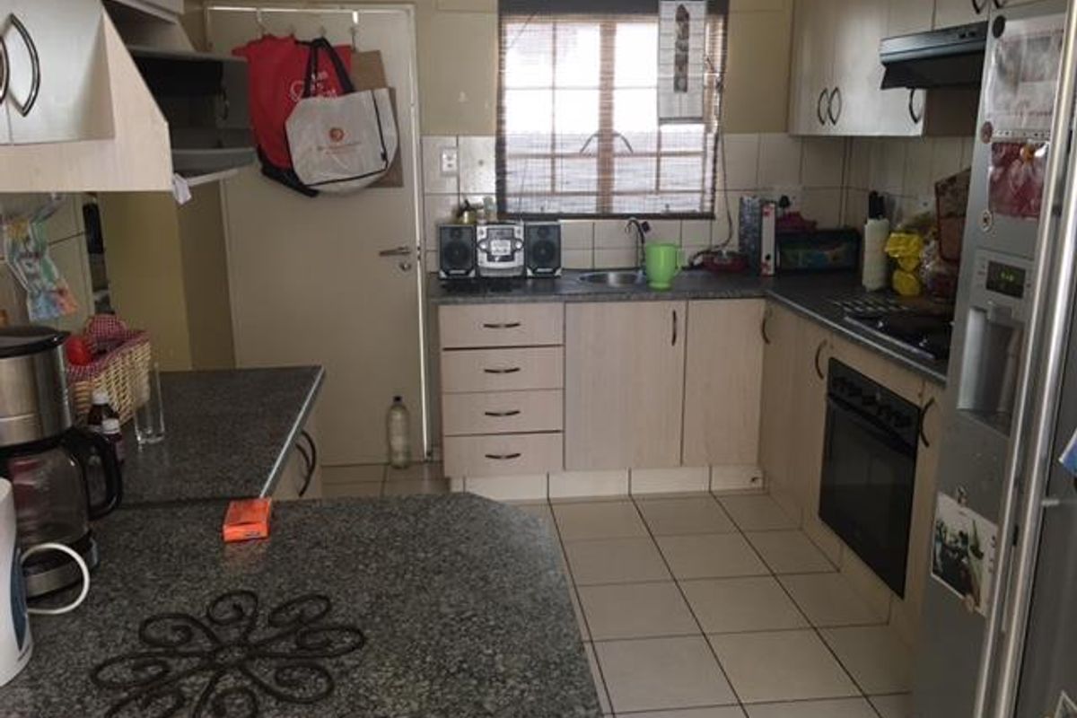 CORNER UNIT!! SOUGHT-AFTER COMPLEX CLOSE TO ALL AMENITIES AND THE INTERNATIONAL SCHOOL!! - Photo 3