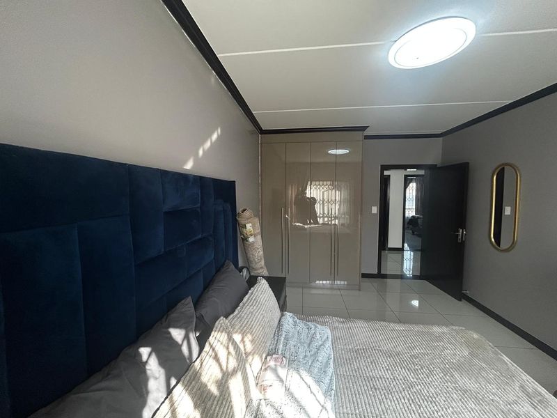 Where luxury meets comfort and security in the heart of Midrand. - Photo 9