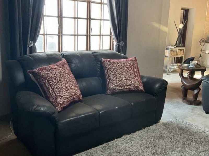 A fully furnished holiday retreat with charm – this spacious double-storey thatch-roof home offers comfort, style, and the perfect coastal lifestyl - Photo 4