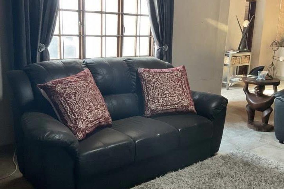 A fully furnished holiday retreat with charm – this spacious double-storey thatch-roof home offers comfort, style, and the perfect coastal lifestyl - Photo 4