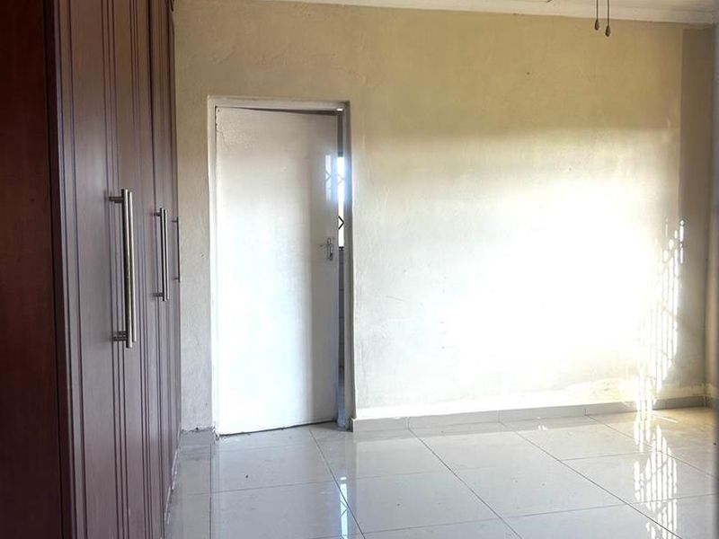 Spacious 3-Bedroom Family Home with Garage, Carport and Additional Accommodation - Photo 8