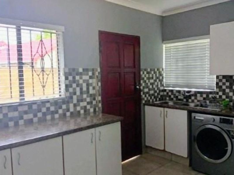 Stylish and Spacious 3-Bedroom Townhouse to Rent - Photo 8