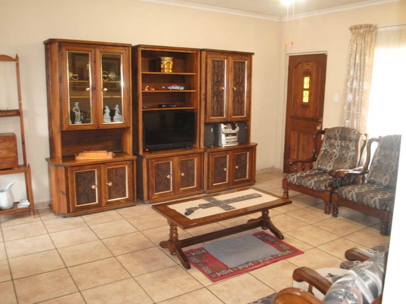 Lovely Neat Modern face brick home (Exceptional value in a sought-after area) - Photo 7