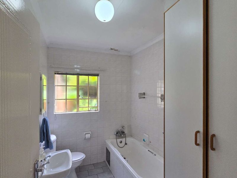 Spacious 3 bedroom Full Title Retirement house in Montana park - Photo 10