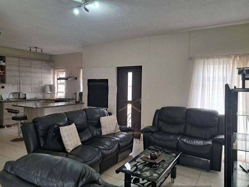 3 Bedroom Duplex Townhouse for sale in Walvis Bay for N$1 460 000.00 - Photo 4