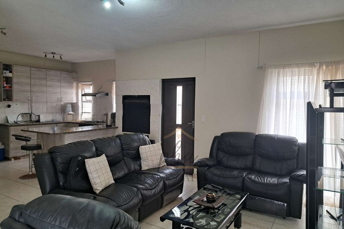 3 Bedroom Duplex Townhouse for sale in Walvis Bay for N$1 460 000.00 - Photo 4