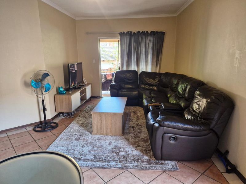 Modern 3-Bedroom Ground Floor Unit with Private Garden - Photo 4