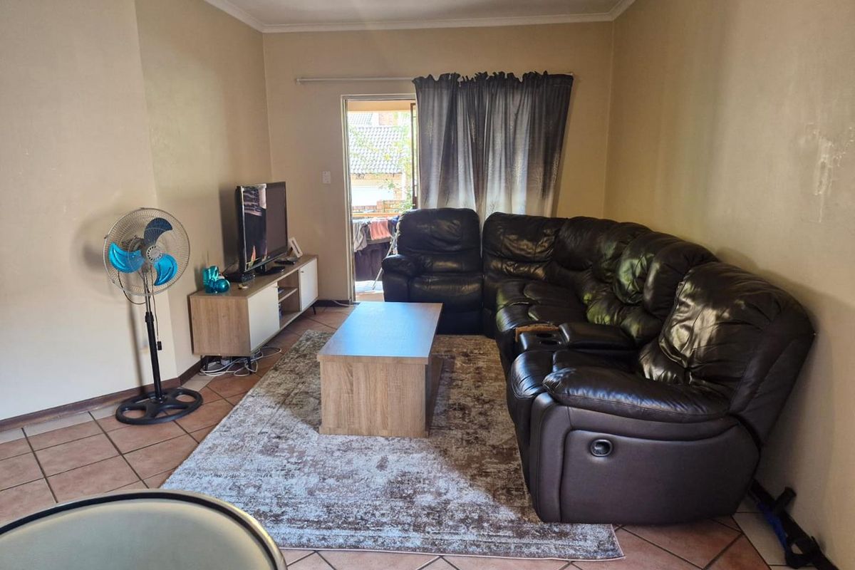 Modern 3-Bedroom Ground Floor Unit with Private Garden - Photo 4