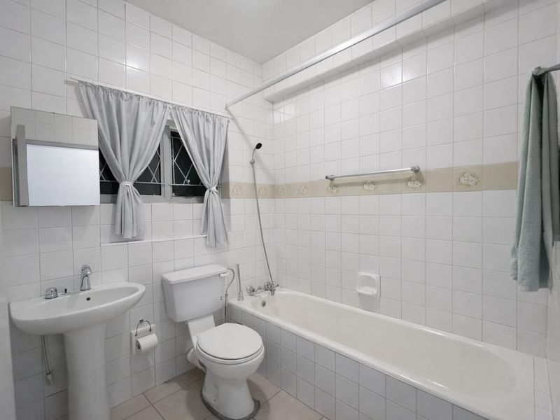 Cozy, north facing, ground-floor unit with garden access - Photo 3