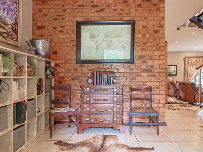 BEAUTIFUL FARMSTYLE HOME IN A SMALL SECURITY ESTATE - CLOSE TO ALL AMENITIES - Photo 5