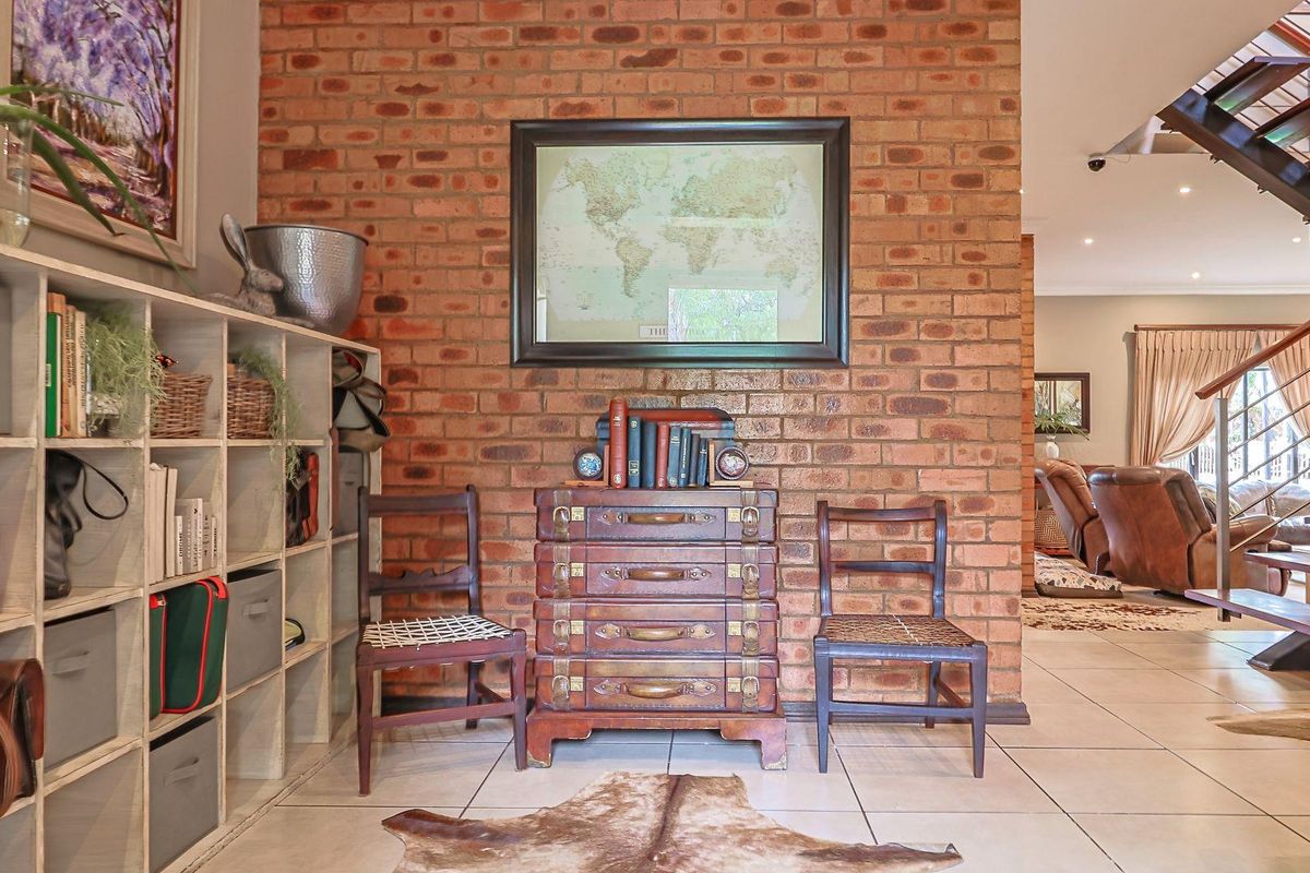 BEAUTIFUL FARMSTYLE HOME IN A SMALL SECURITY ESTATE - CLOSE TO ALL AMENITIES - Photo 5