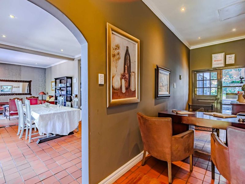 Exquisite Guest House in Waterkloof Ridge - Photo 9