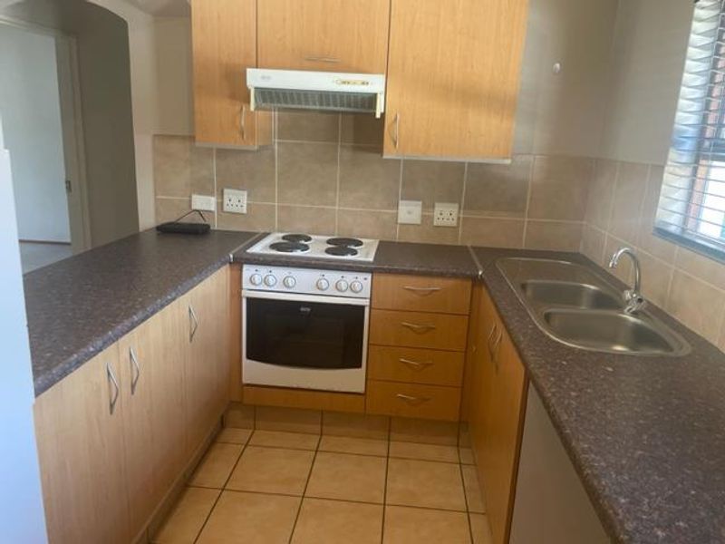 UNFURNISHED ONE BEDROOM - Photo 9