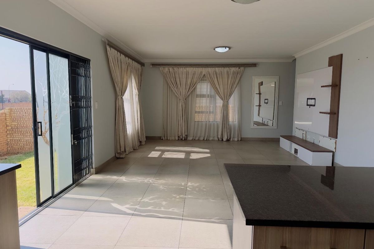 Modern 3-Bedroom Family Home with a Double Garage in Thatchfield Ridge - Photo 5