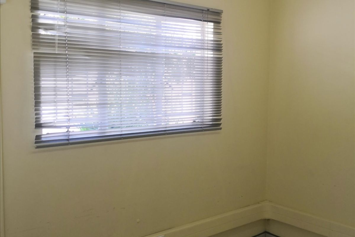 FOR SALE - LARGE PROPERTY WAREHOUSE & OFFICES - Photo 5