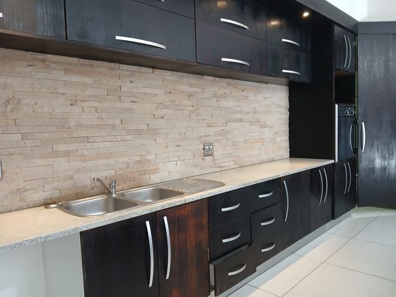 5 Bedroom Freestanding House with Flat 🤩 - Photo 10